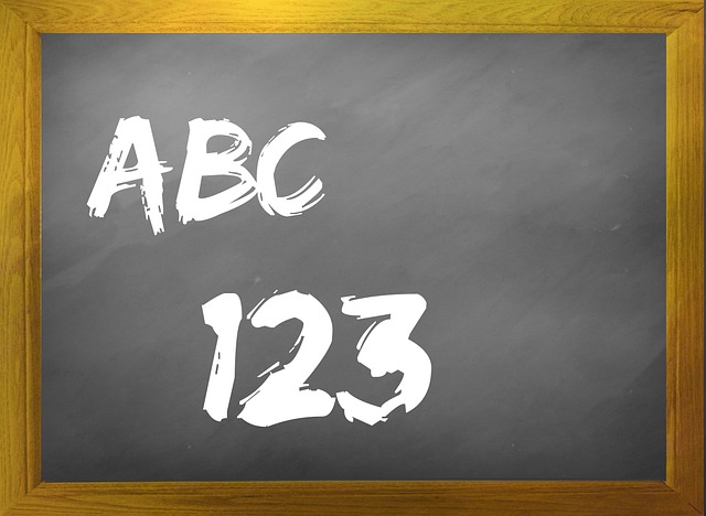 Lavagna di aula scolastica con lettere e numeri
